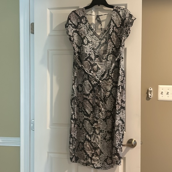 NWT, chaser, women’s silky cap sleeve dress, V-neck, button detail down front - Picture 6 of 11